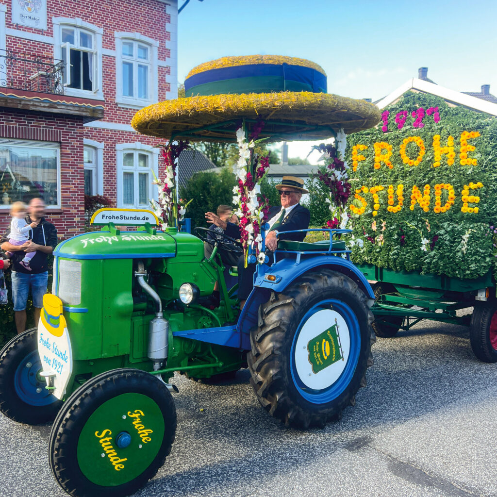 Festlich geschmückter Traktor mit Blumenwagen beim Vier- und Marschländer Erntedankumzug 2026