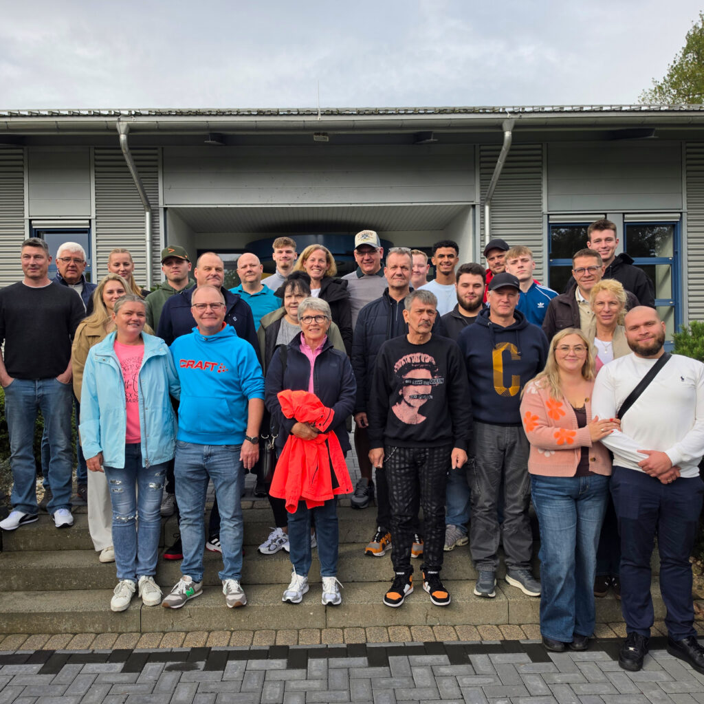 Gruppenfoto des Teams von Clausen Haustechnik mit Partnerinnen und Begleitpersonen während des Betriebsausflugs mit Weiterbildung in Erfurt 2026.