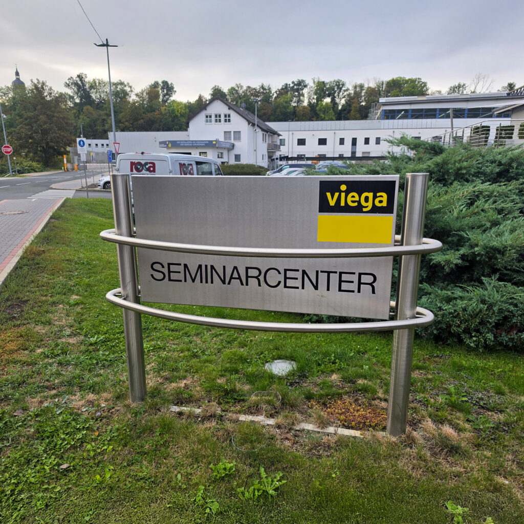 Eingangsschild des Viega Seminarcenters, in dem das Team von Clausen Haustechnik während des Betriebsausflugs 2026 an einer SHK-Fachschulung teilnahm.