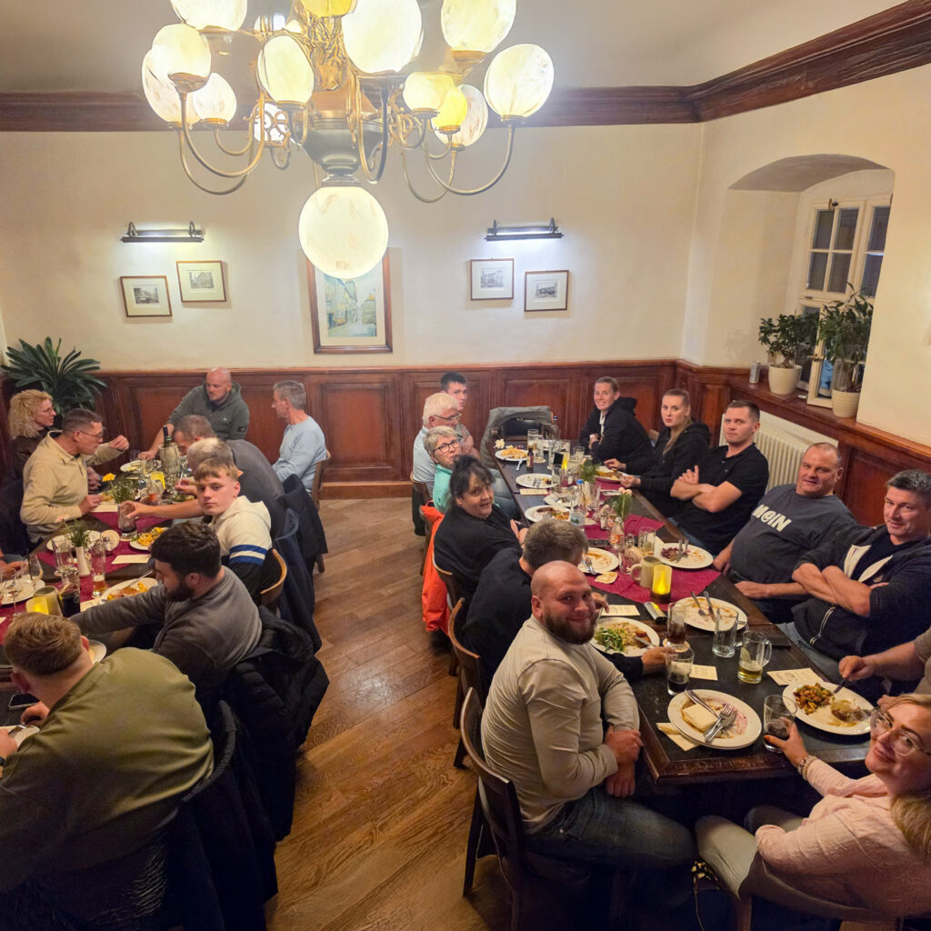 Gemeinsames Abendessen des Teams von Clausen Haustechnik mit Partnerinnen und Begleitpersonen in einem gemütlichen Restaurant während des Betriebsausflugs nach Erfurt 2026.